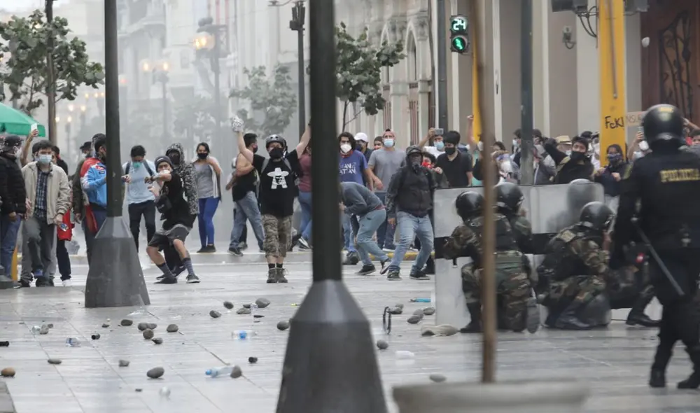 Protestas en Cercado de Lima continúan. Enfrentamiento entre la PNP y manifestantes. Foto: Jorge Cerdán / La República Protestas en Cercado de Lima continúan. Enfrentamiento entre la PNP y manifestantes. Foto: Jorge Cerdán / La República