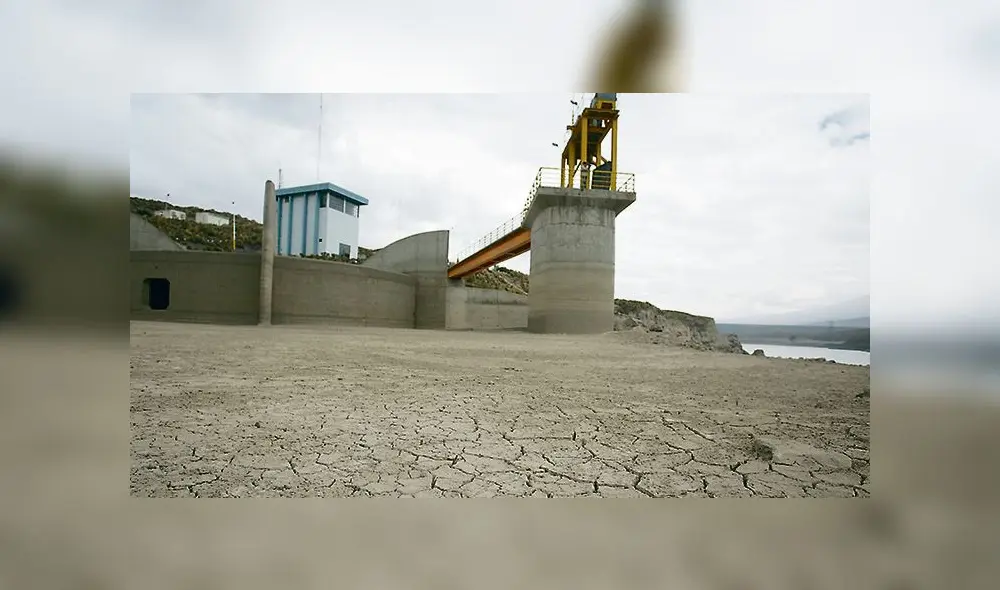 "hasta el cuello". Sedimentos en represa Aguada Blanca de Arequipa, año a año, aumentan. Si continúa colmatación por 17 años más, el embalse regulador del sistema perderá el 75% de su volumen útil.