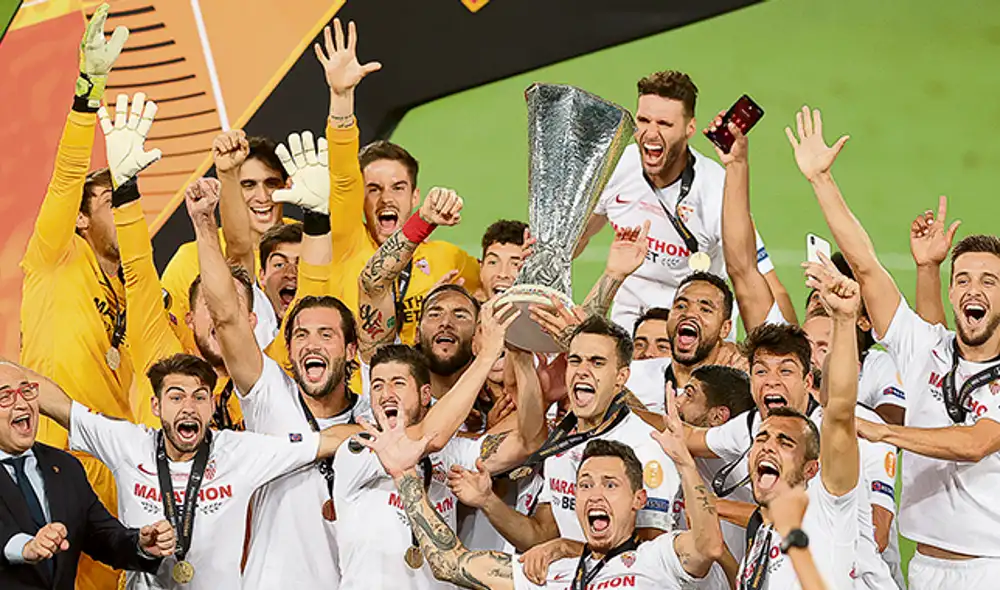 Felicidad. El plantel de Sevilla celebró así haber ganado por sexta vez la Europa League. Foto: EFE. Felicidad. El plantel de Sevilla celebró así haber ganado por sexta vez la Europa League. Foto: EFE.
