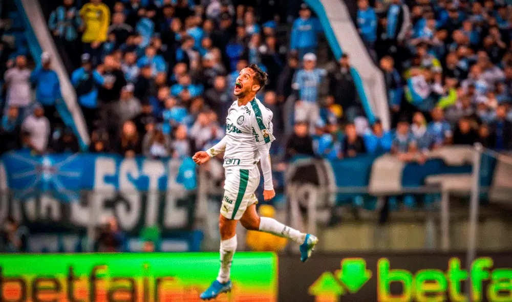 Gustavo Scarpa abrió el marcador en el Gremio vs. Palmeiras con un impresionante remate de más de 30 metros. | Foto: EFE