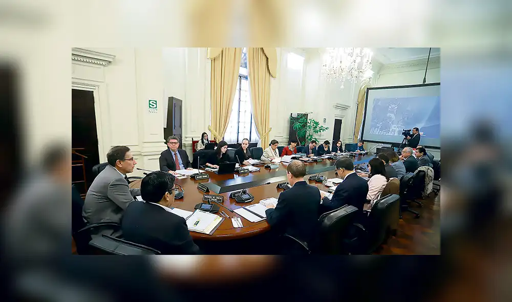 Versión. Vicente Zeballos defendió, de nuevo, que la decisión de disolver al Congreso se encuentra dentro del marco constitucional y que en el Ejecutivo no hay ninguna duda de que eso es así. Versión. Vicente Zeballos defendió, de nuevo, que la decisión de disolver al Congreso se encuentra dentro del marco constitucional y que en el Ejecutivo no hay ninguna duda de que eso es así.