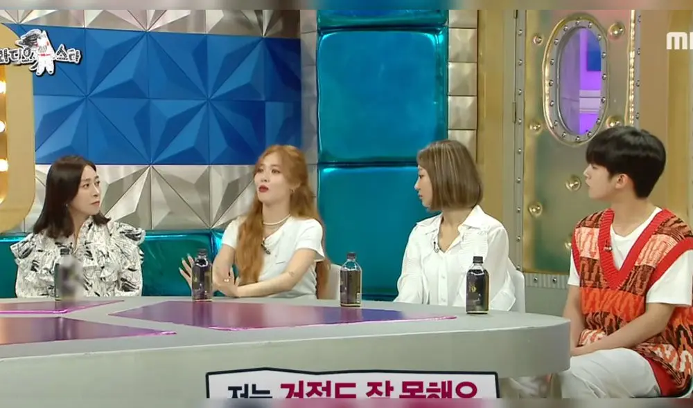 Desliza para ver más fotos de HyunA en el programa Radio star. Créditos: MBC