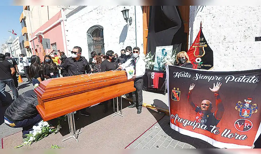 despedida. En Club Melgar le rindieron un homenaje hinchas y directivos del equipo dominó. despedida. En Club Melgar le rindieron un homenaje hinchas y directivos del equipo dominó.