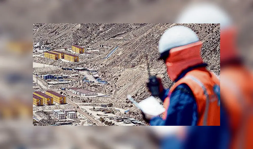 Yacimiento. Trabajadores realizan obras de construcción.