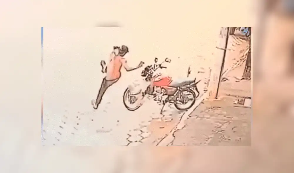 Facebook viral: Ciclista queda en ridículo tras querer 'vengarse' de moto mal estacionada [VIDEO]