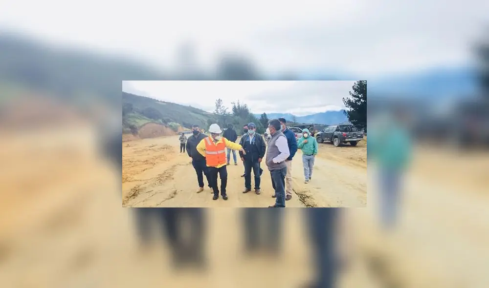 Dirigente pide que aceleren contrucción de carretera.