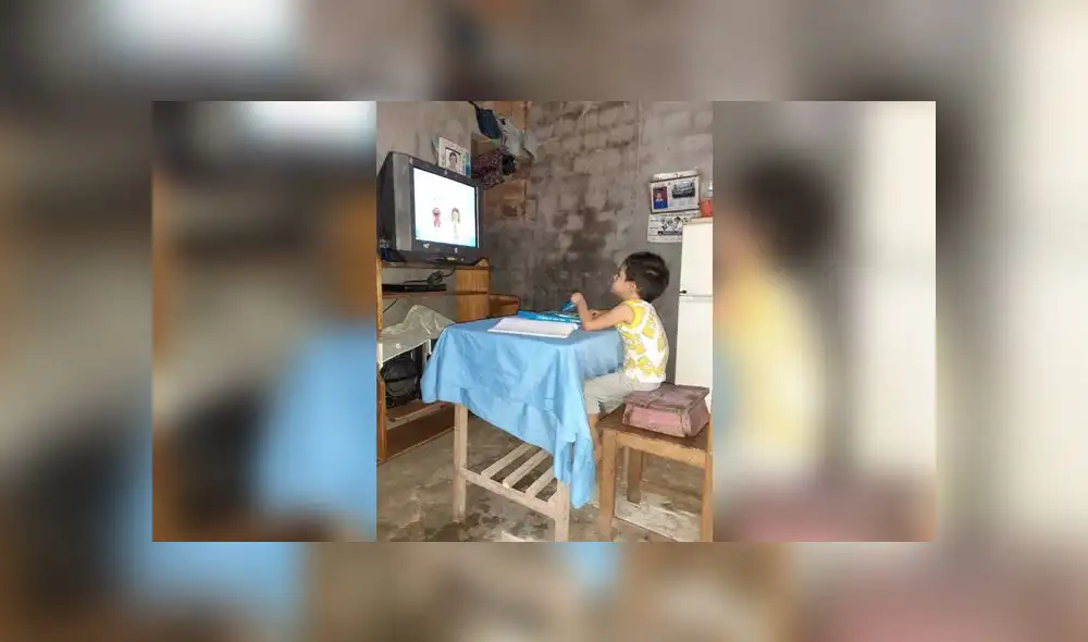 Carlitos se levantó muy temprano y desde antes de las 10 de la mañana ya estaba listo para la clase frente al televisor. (Foto: Ray Borja)