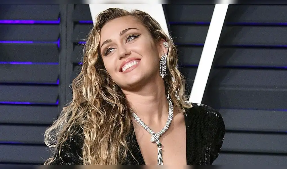 Miley Cyrus tiene percance con su atuendo al tratar de caminar sexy