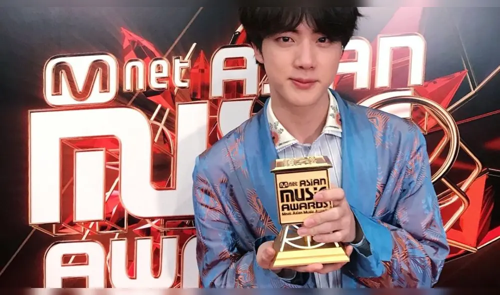 Desliza para ver más fotos de Jin de BTS.