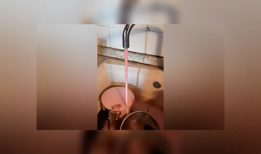 Las cañerías del municipio de Castelvetro, en Italia, empezó a brotar vino en vez de agua, no se trataba de ningún milagro, pero la bebida era real. (Foto: Captura) Las cañerías del municipio de Castelvetro, en Italia, empezó a brotar vino en vez de agua, no se trataba de ningún milagro, pero la bebida era real. (Foto: Captura)