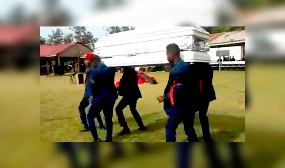 YouTube viral: hombres danzan con ataúd en hombros y un descuido hace que el cadáver caiga [VIDEO]