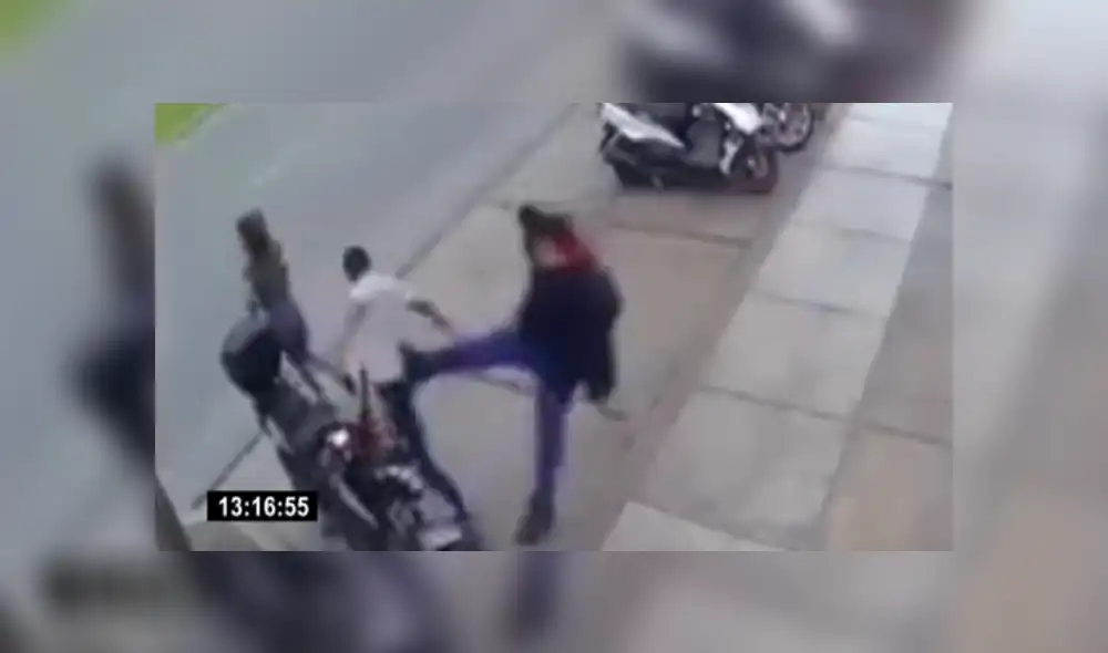 El ladrón recibió una fuerte patada del propietario de la moto. Foto: captura El ladrón recibió una fuerte patada del propietario de la moto. Foto: captura