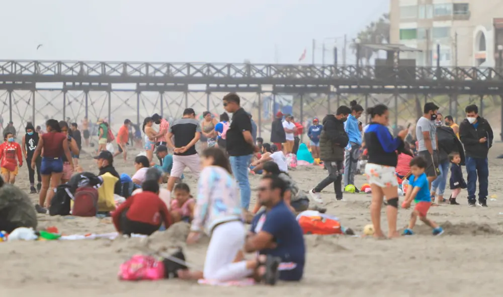 Familias siguen acudiendo a playa de Pimentel sin medidas cumplir medidas sanitarias. Foto: Clinton Medina