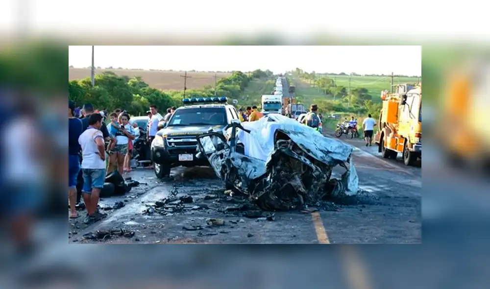 El auto de la pareja quedó consumido por las llamas, mientras la hija de ambos pedía que salven a su mamá. (Captura: Telefe Noticias) El auto de la pareja quedó consumido por las llamas, mientras la hija de ambos pedía que salven a su mamá. (Captura: Telefe Noticias)