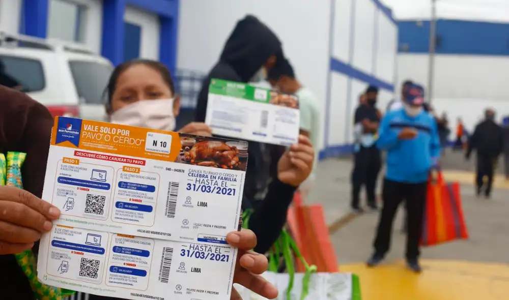 Largas colas se registran en la tienda de San Fernando, ubicada en Surquillo . Foto: Felix Contreras/ La República