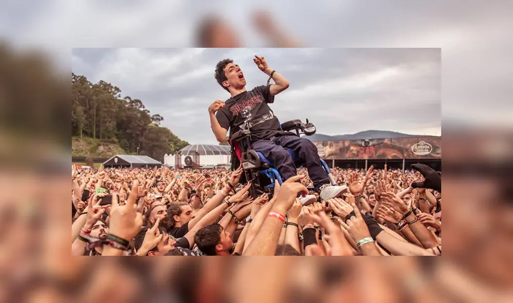 Joven con discapacidad fue elevado por los aires durante festival de música heavy. Foto: Dani Cruz Joven con discapacidad fue elevado por los aires durante festival de música heavy. Foto: Dani Cruz