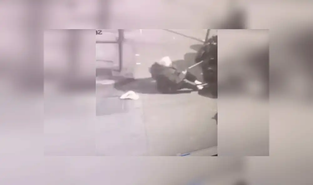 Ladrón arroja al suelo de forma violenta a anciana para robarle su cartera y es liberado [VIDEO]