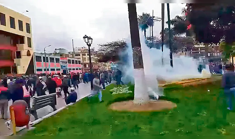 Enfrentamiento. En primer día del paro de 48 horas, ediles de Chimbote se enfrentaron a la Policía que lanzó bombas lacrimógenas.
