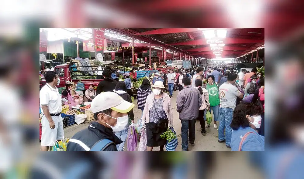 Abarrotado. Mercado Grau de Tacna recibió cientos de compradores, representando riesgo.