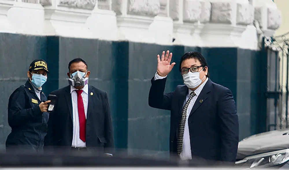 Dejó muchas dudas. Las explicaciones del cantante Richard Cisneros no convencieron a muchos congresistas. Señalaron que parecía haber ido con un libreto. Foto: Jorge Cerdán Dejó muchas dudas. Las explicaciones del cantante Richard Cisneros no convencieron a muchos congresistas. Señalaron que parecía haber ido con un libreto. Foto: Jorge Cerdán
