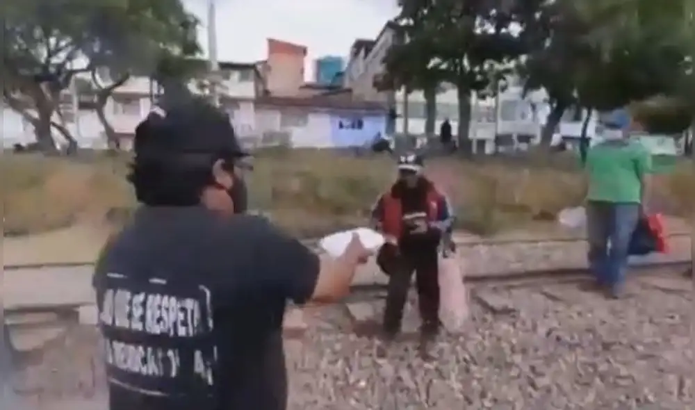 Voluntarios entregan alimentos a gente más necesitada en Cusco. Voluntarios entregan alimentos a gente más necesitada en Cusco.