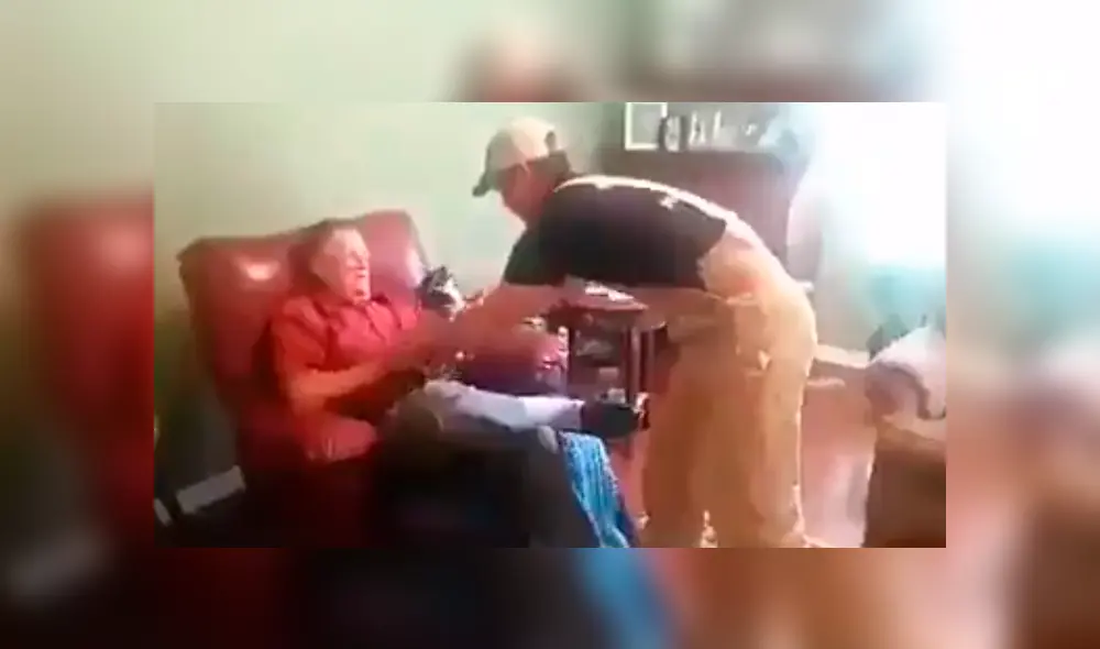 En YouTube, un perro no quería estar separado de su dueño y sorprendió con su comportamiento para evitar que lo alejen de él. En YouTube, un perro no quería estar separado de su dueño y sorprendió con su comportamiento para evitar que lo alejen de él.