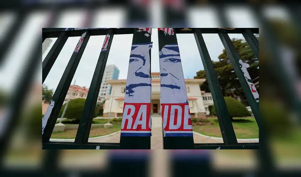 Vista de la sede del TSE con su fachada llena de carteles con la cara de Morales en los que se lee "fraude" y "dictador". Foto: EFE Vista de la sede del TSE con su fachada llena de carteles con la cara de Morales en los que se lee "fraude" y "dictador". Foto: EFE