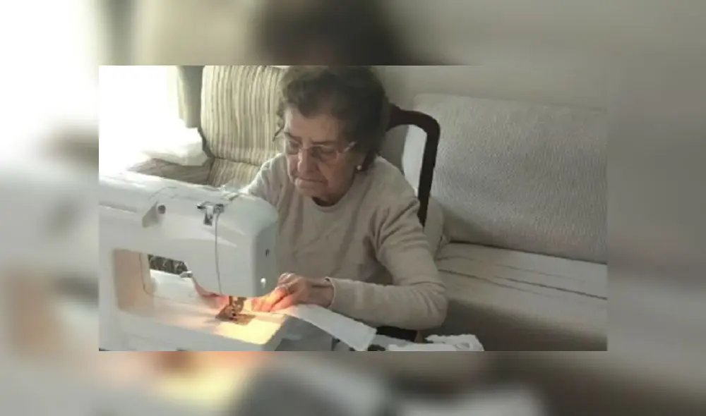 Margarita pasa entre ocho y nueve horas diarias haciendo mascarillas. Fuente: El Mundo. Margarita pasa entre ocho y nueve horas diarias haciendo mascarillas. Fuente: El Mundo.
