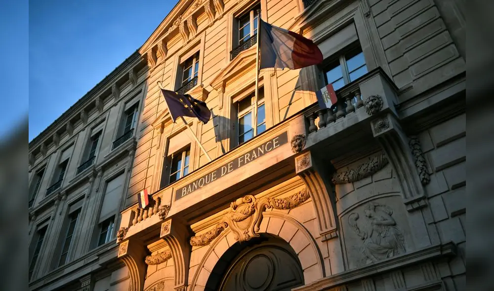 A picture taken on January 15, 2020 shows the facade of the Banque de France building in Paris. (Photo by STEPHANE DE SAKUTIN / AFP)