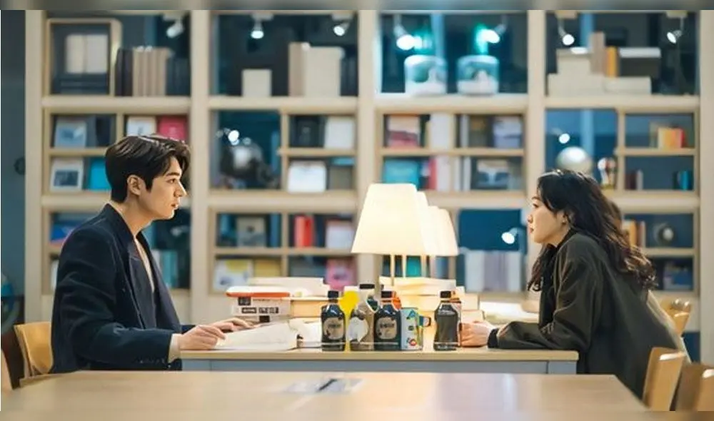 Desliza para ver más fotos de Lee Min Ho en The king: Eternal monarch.