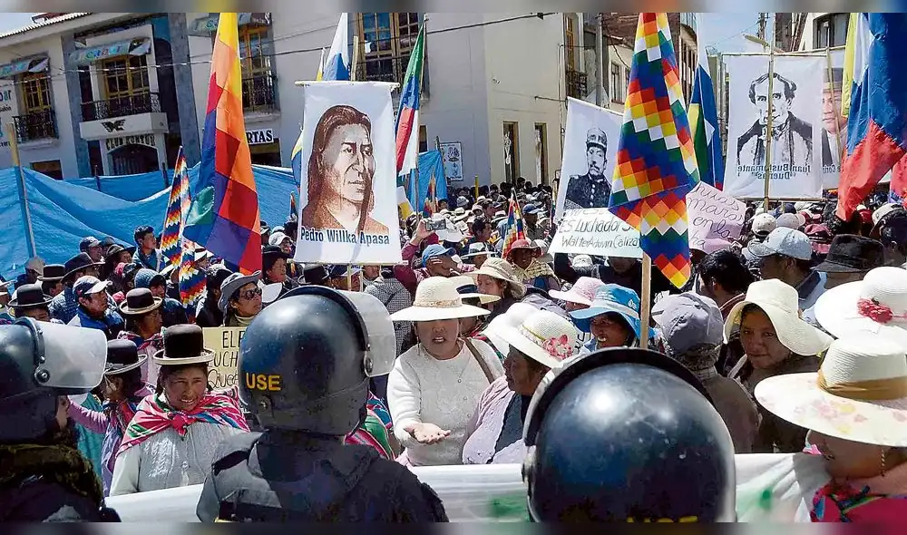 protestas. Decenas de aimaras llegaron a la sede judicial para solidarizarse con Aduviri. protestas. Decenas de aimaras llegaron a la sede judicial para solidarizarse con Aduviri.