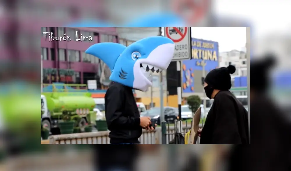 El joven, quien lleva la cabeza de un disfraz de tiburón, ayuda la gente que trabaja en la calle en plena pandemia. Foto: Tiburón Lima / Facebook El joven, quien lleva la cabeza de un disfraz de tiburón, ayuda la gente que trabaja en la calle en plena pandemia. Foto: Tiburón Lima / Facebook
