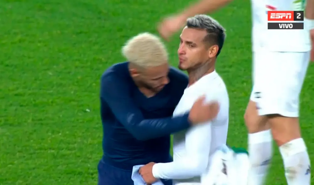 Neymar cambió camiseta con Miguel Trauco en el final del partido entre el PSG y Saint-Étienne. | Foto: ESPN