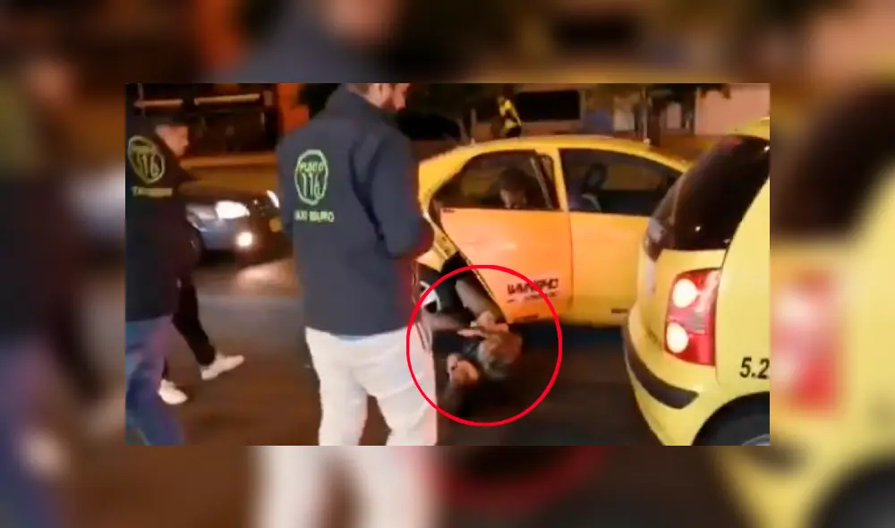 Los gritos desgarradores de una mujer siendo atacada por una conductora sorprendió a decenas de transeúntes en Colombia, quienes vieron cómo era desalojada a la fuerza del vehículo.
