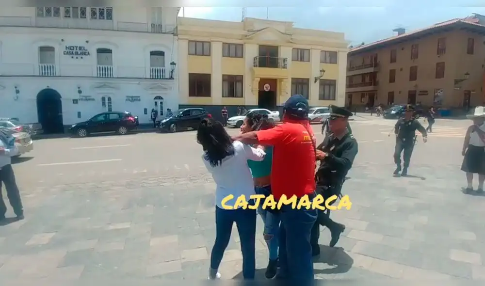 Cajamarca: intervienen a dos jóvenes por pelearse en pleno centro [VIDEO]