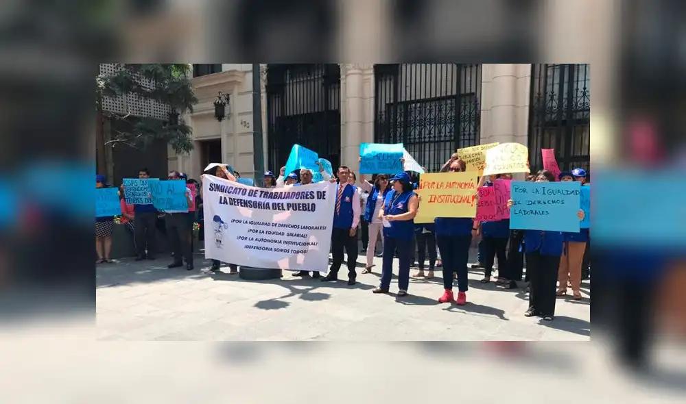 Defensoría del Pueblo: trabajadores protestan para que sueldos sean equitativos [VIDEO]
