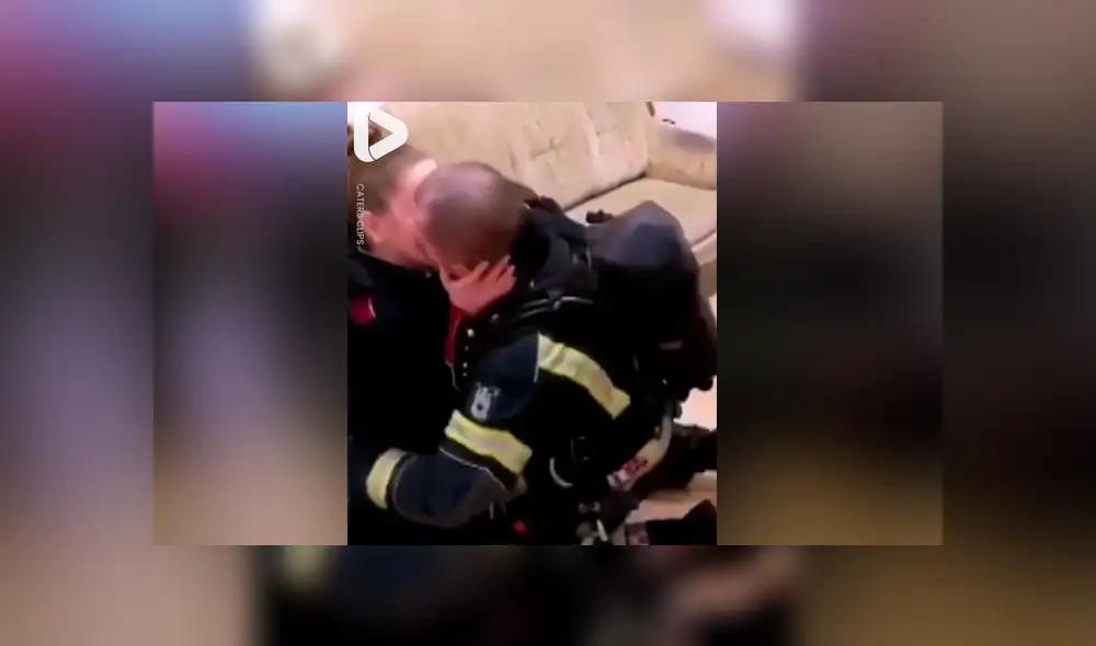 Una conmovedora escena muestra la ingeniosa pedida de mano le hace una chica a su novio bombero.