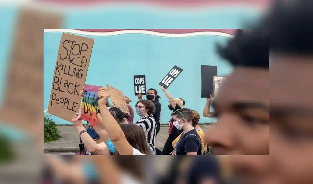 Non-Violent protesters march against police brutality near Detroit's west side, where 20-year-old Hakeem Littleton was shot and killed by Detroit Police earlier in the day, July 10,2020. - Video footage released by Police Chief James Craig, within hours of the shooting appeared to show Littleton firing a gun at an officer from close range before being shot. Anti-Police brutality protesters have been marching in Detroit nearly everyday since the May 25, 2020 death of George Floyd at the hands of a white Minneapolis police officer. (Photo by Seth Herald / AFP)