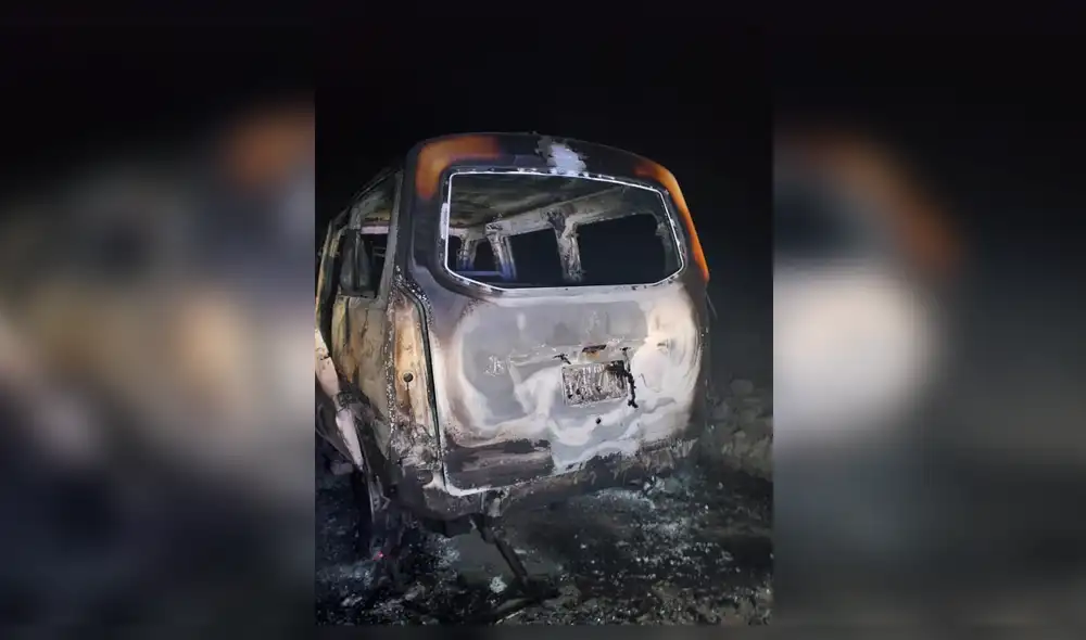 Banda de extorsionadores queman minivan en La Libertad