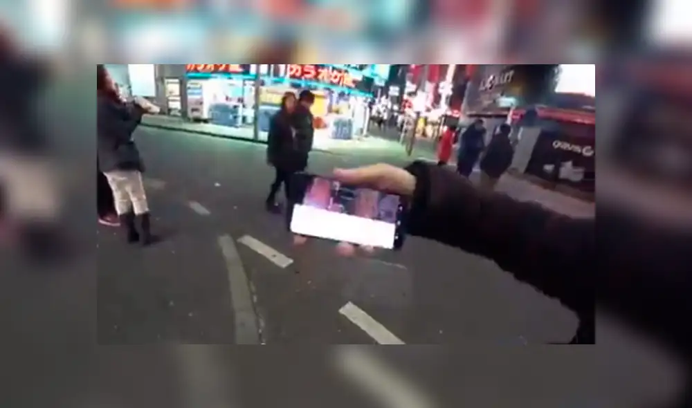 La mujer se acercó al muchacho que realizaba un enlace con su teléfono celular para pedirle ayuda al ser perseguida por un extraño en una calle de Japón.
