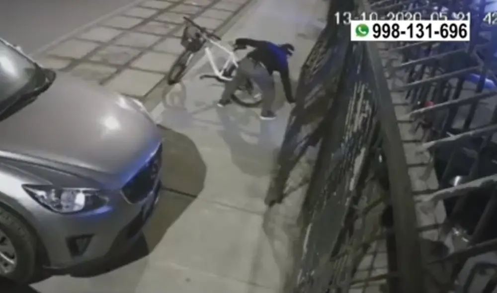 Delincuentes cometieron robo antes de las 6.00 a. m. aprovechando la poca presencia de personas en la calle. Foto: Captura de América Noticias Delincuentes cometieron robo antes de las 6.00 a. m. aprovechando la poca presencia de personas en la calle. Foto: Captura de América Noticias