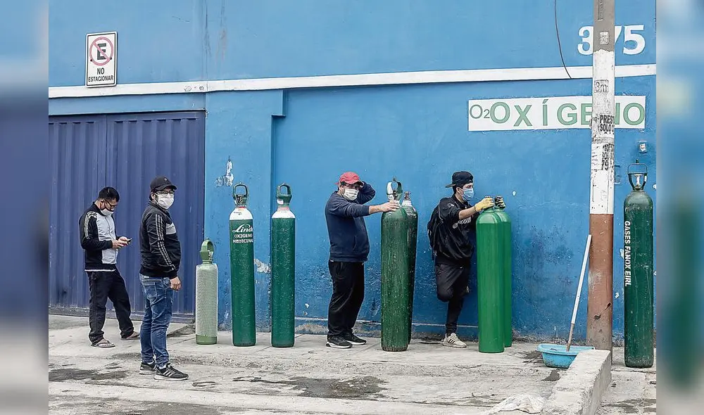 Drama. Conforme creció el número de contagiados y pacientes que requerían de oxígeno por la COVID-19, el oxígeno medicinal comenzó a escasear. (Foto: Aldair Mejía) Drama. Conforme creció el número de contagiados y pacientes que requerían de oxígeno por la COVID-19, el oxígeno medicinal comenzó a escasear. (Foto: Aldair Mejía)