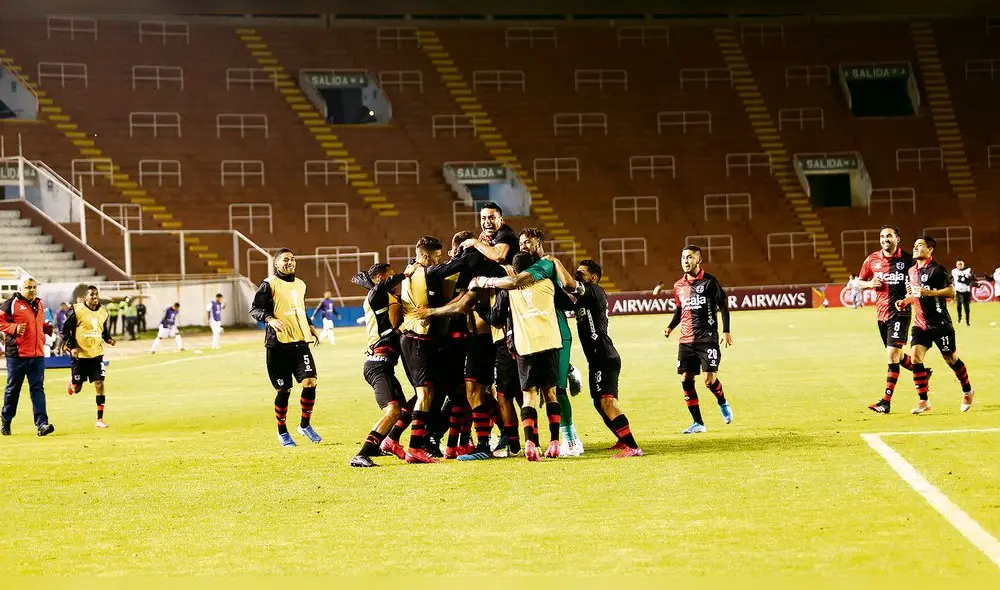 alegría plenA. Los rojinegros celebran luego del penal anotado por Paolo Fuentes. Melgar se complicó innecesariamente. alegría plenA. Los rojinegros celebran luego del penal anotado por Paolo Fuentes. Melgar se complicó innecesariamente.