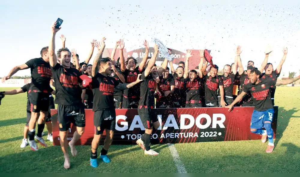 1. plato. La Liga 1 le entregó un plato de trofeo a Cuesta para que lo levante y festeje ganar el Apertura.