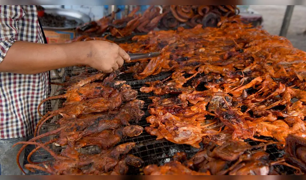 El pincho de rata, un tentempié que gana popularidad en Camboya. Foto: AFP. El pincho de rata, un tentempié que gana popularidad en Camboya. Foto: AFP.