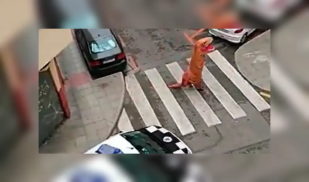 Hombre sale a la calle vestido de dinosaurio durante confinamiento por coronavirus [VIDEO]