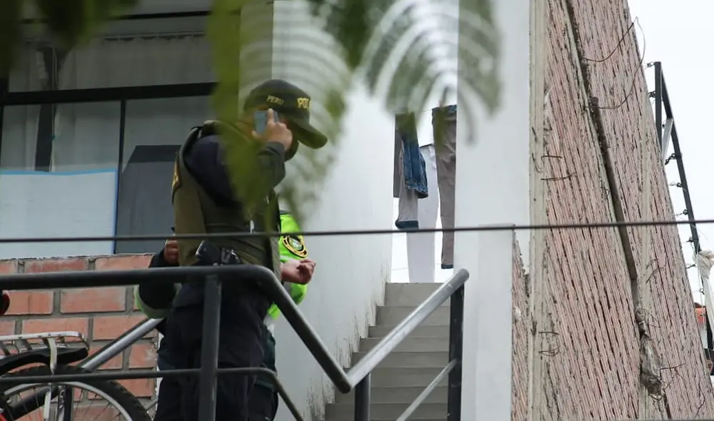 Policía llega a la escena del feminicidio en Chorrillos | Créditos: John Reyes / La República Policía llega a la escena del feminicidio en Chorrillos | Créditos: John Reyes / La República