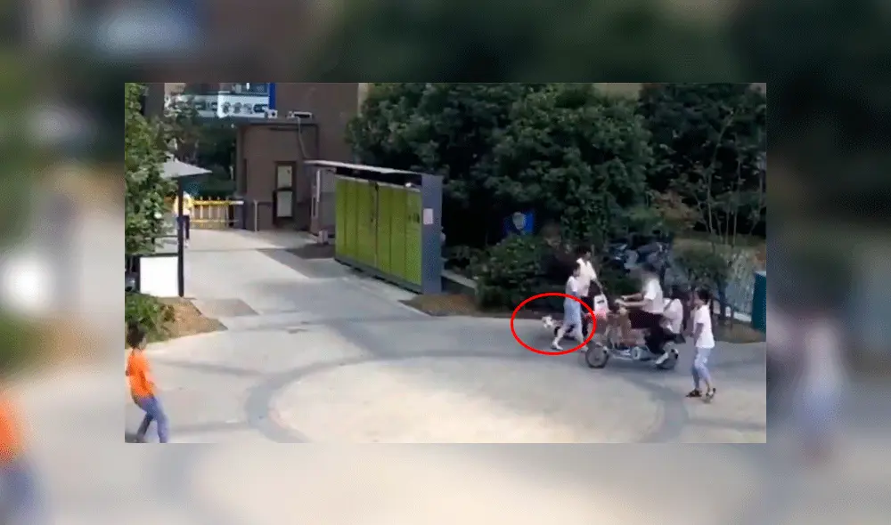 Hombre propina patada salvaje a niño por lanzar balonazo a su novia [VIDEO]