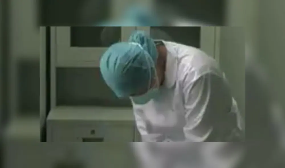 La fémina, que no fue identificada, tuvo que limitarse a hacer una señal de respeto en honor a su progenitora. Foto: captura La fémina, que no fue identificada, tuvo que limitarse a hacer una señal de respeto en honor a su progenitora. Foto: captura