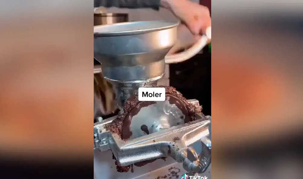 Desliza las imágenes para ver todo el proceso que se requiere para convertir los granos de cacao en chocolate.  Foto: Captura de TikTok/Evelyn Olivo